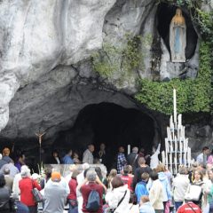 Il Santo Rosario dalla Grotta di Lourdes.  Preghiera a Nostra Signora di Lourdes