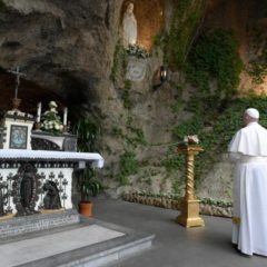 Papa Francesco;  recita il Rosario globale. La preghiera a Maria: “Liberaci da ogni pericolo”