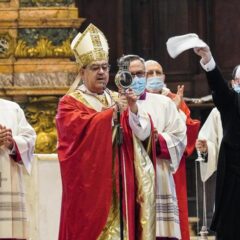 Il miracolo di San Gennaro in un Duomo blindato per le misure anti Covid-19