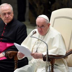 Papa Francesco: lo Spirito dona mitezza e invita a portare i pesi degli altri