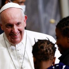 Papa Francesco: fili spinati, confinamento e schiavitù, ecco l’Occidente