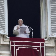 Papa Francesco all’Angelus: «Con cuore straziato ripeto: tacciano le armi»