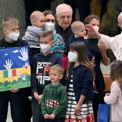 Papa Francesco: «Si metta fine alla guerra» e mostra una bandiera proveniente da Bucha